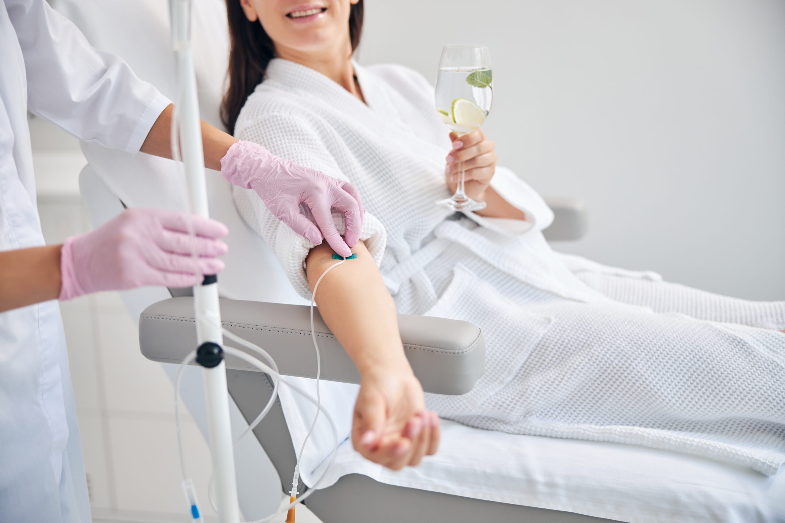 smiling female patient undergoing intravenous vita TTNPP5W scaled 1